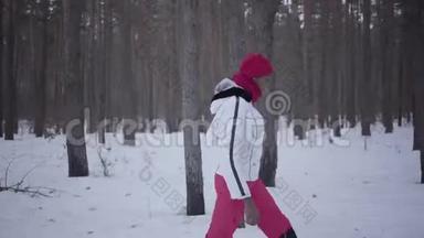 在<strong>冬季</strong>森林里散步的非裔美国女孩。 穿着白色保<strong>暖</strong>夹克的漂亮女孩独自度过时光。 概念
